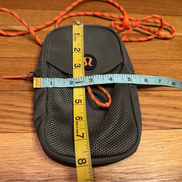 Lululemon “Take it on” Crossbody pouch - Picture 2 of 5